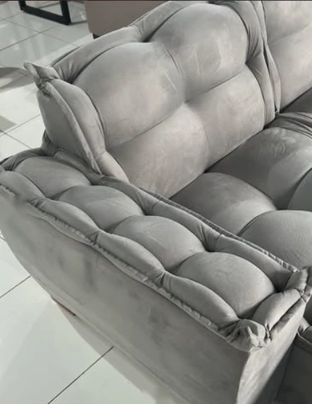 Detalhe de acabamento acolchoado em estofado cinza